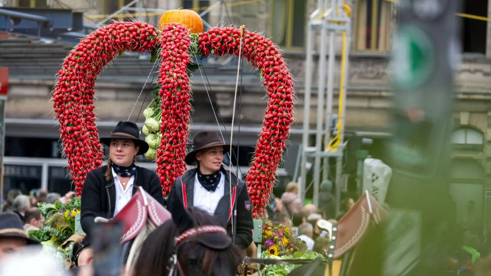 Mit einer Erntekrone aus Radieschen bedanken sich die Fürther auf ihrer traditionellen Michaelis-Kirchweih für die Ernte (Foto: Pia Bayer/dpa)