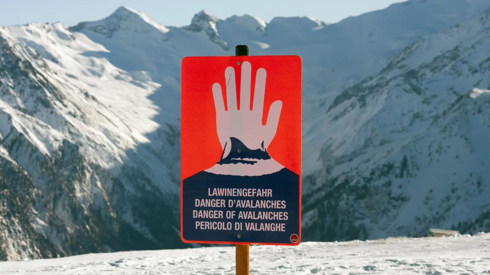 Ein Schild warnt im Skigebiet auf dem Wildkogel vor abgehenden Lawinen. (Foto: Frank Rumpenhorst/dpa)