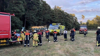 Am Waldrand bei dem Ansbacher Ortsteil Katterbach waren ganz unterschiedliche Fahrzeuge abgestellt. Sie alle waren wegen des Waldbrands vor Ort. (Foto: Oliver Herbst)