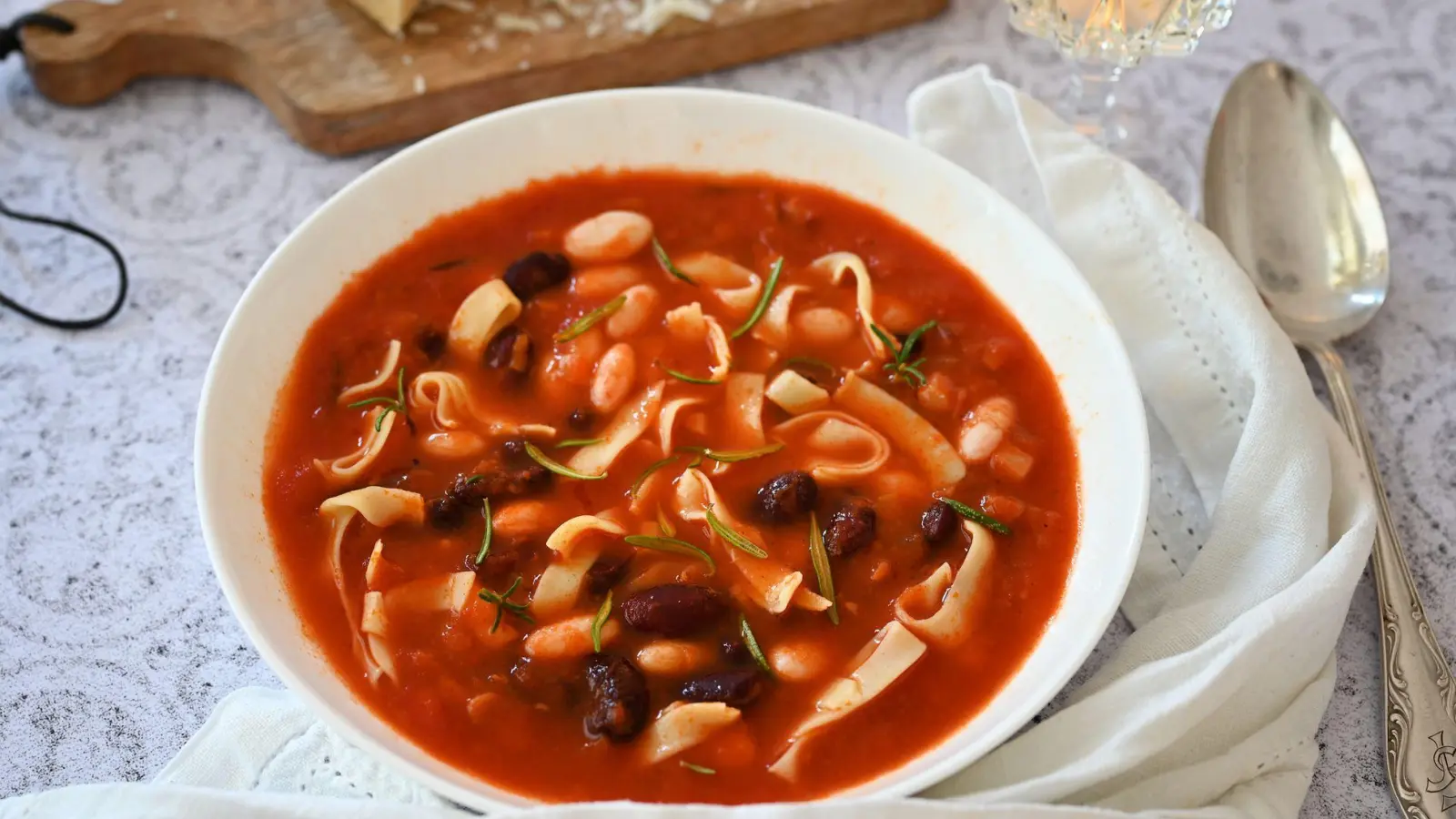 Mediterran deftig und sättigend durch Pancetta, Bohnen und Nudeln, wärmt diese Tomatensuppe an kalten Wintertagen. (Foto: Julia Uehren/loeffelgenuss.de/dpa-tmn)