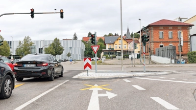 Durch den Umbau der Verkehrsinsel an der Kreuzung der Bundestraße 13 mit der Matthias-Oechsler-Straße gibt es mehr Platz für Radler. (Foto: Tizian Gerbing)