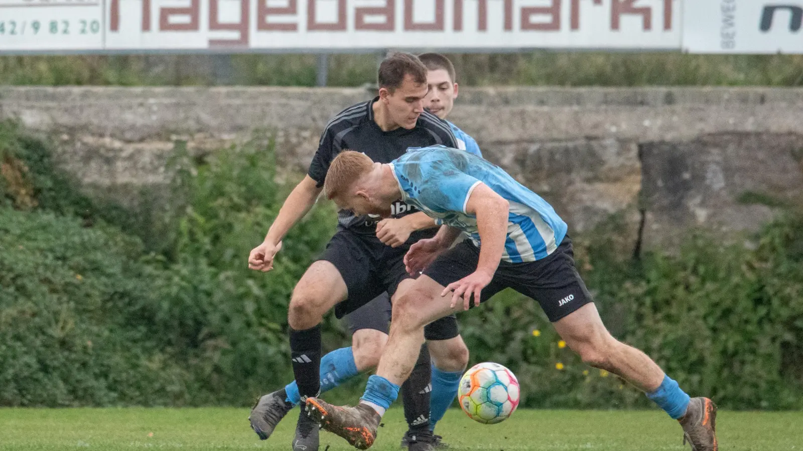 Schneller als der Ball: Marius Lehner (vorne, SV Ornbau), hier gegen den Weigenheimer Domenic Stern. Im Hintergrund Viacheslav Tokarchuk. Die Kreis- ligapartie endete mit einem 0:0. (Foto: Markus Zahn)