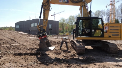 Die Arbeiten auf dem Hochschulcampus in Feuchtwangen sind jetzt in vollem Gang: Für das künftige Lehrsaalgebäude werden momentan die Baugrube ausgehoben und die Anschlüsse für die Versorgungsleitungen zu dem im Hintergrund zu sehenden Labor vorbereitet. (Foto: Peter Zumach)