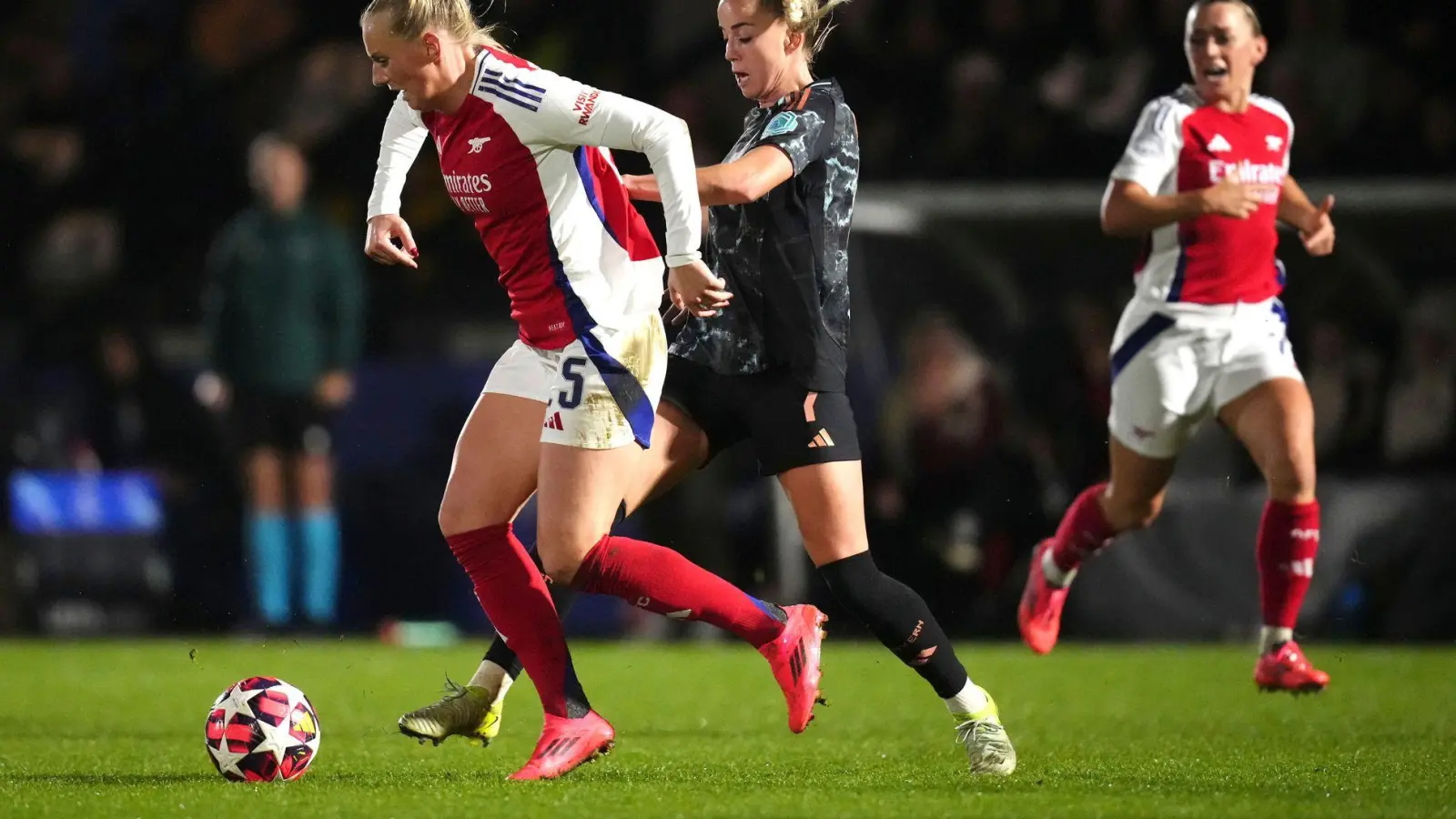 Der FC Bayern München um Giulia Gwinn (r) musste sich dem WFC Arsenal geschlagen geben und verpasste damit den Gruppensieg. (Foto: John Walton/PA/AP/dpa)