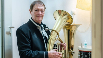 Die Band Haindling mit ihrem Frontmann und Gründer Hans-Jürgen Buchner geht 2025 wieder auf Tournee. (Archivbild) (Foto: Armin Weigel/dpa)