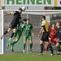 Haushoch überlegen war der 1. FC Schweinfurt 05 (links Luca Trslic) im Regionalligaspiel bei der SpVgg Ansbach (Nr. 29 Riko Manz) nicht. Dennoch siegte er mit 2:0.  (Foto: Martin Rügner)