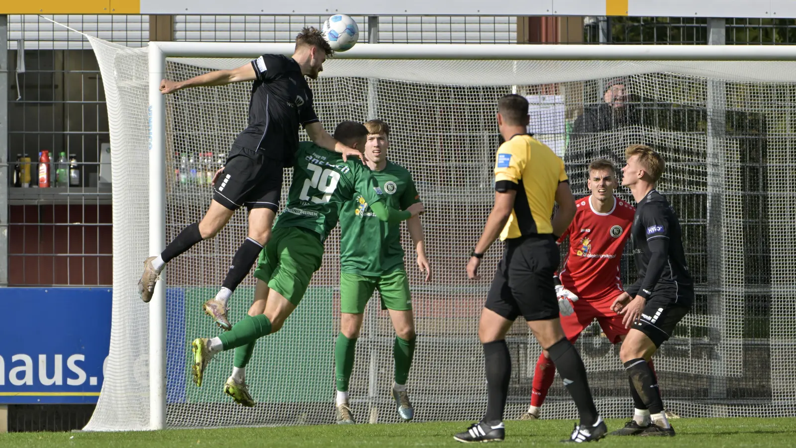 Haushoch überlegen war der 1. FC Schweinfurt 05 (links Luca Trslic) im Regionalligaspiel bei der SpVgg Ansbach (Nr. 29 Riko Manz) nicht. Dennoch siegte er mit 2:0.  (Foto: Martin Rügner)