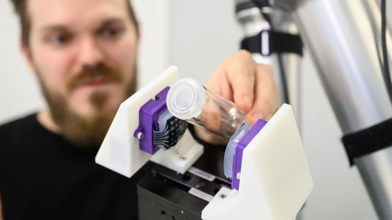 Markus Henke ist Gründer und Geschäftsführer der Firma „Power-On“. Er demonstriert an einem Roboter den Greifer mit taktiler Sensorhaut. (Foto: Robert Michael/dpa)