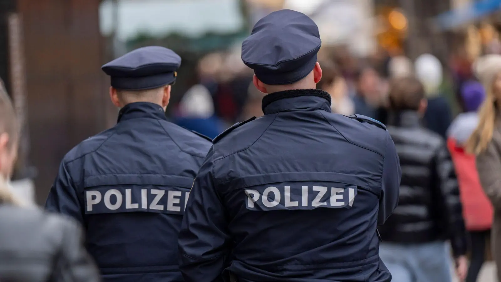 Bis zum Jahr 2028 will Bayern die Zahl der Stellen bei der Polizei auf 47.000 erhöhen. (Symbolbild) (Foto: Peter Kneffel/dpa)