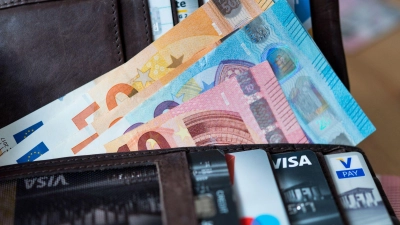 Reisende sollten vor der Abreise prüfen, ob ihre Karten im Ausland funktionieren, und sicherheitshalber Bargeld, Debit- und Kreditkarte dabeihaben. (Foto: Monika Skolimowska/dpa/dpa-tmn)