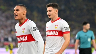 Enzo Millot (l.) gehörte zu den überragenden Stuttgarter Spielern beim Sieg gegen Dortmund. (Foto: Jan-Philipp Strobel/dpa)