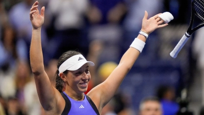 Jessica Pegula warf nach dem verwandelten Matchball überglücklich den Schläger weg. (Foto: Julia Nikhinson/AP/dpa)