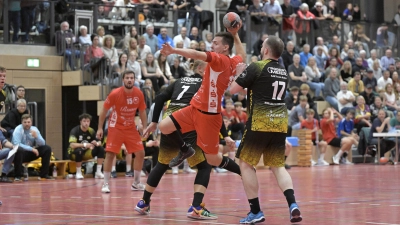 Nikola Stojanov (am Ball, hier gegen Lauf), erzielte in der Partie gegen Günzburg sieben Tore.