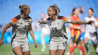 Wollen auch bei der EM jubeln: Lea Schüller und Giulia Gwinn (Foto: Laurent Cipriani/AP/dpa)