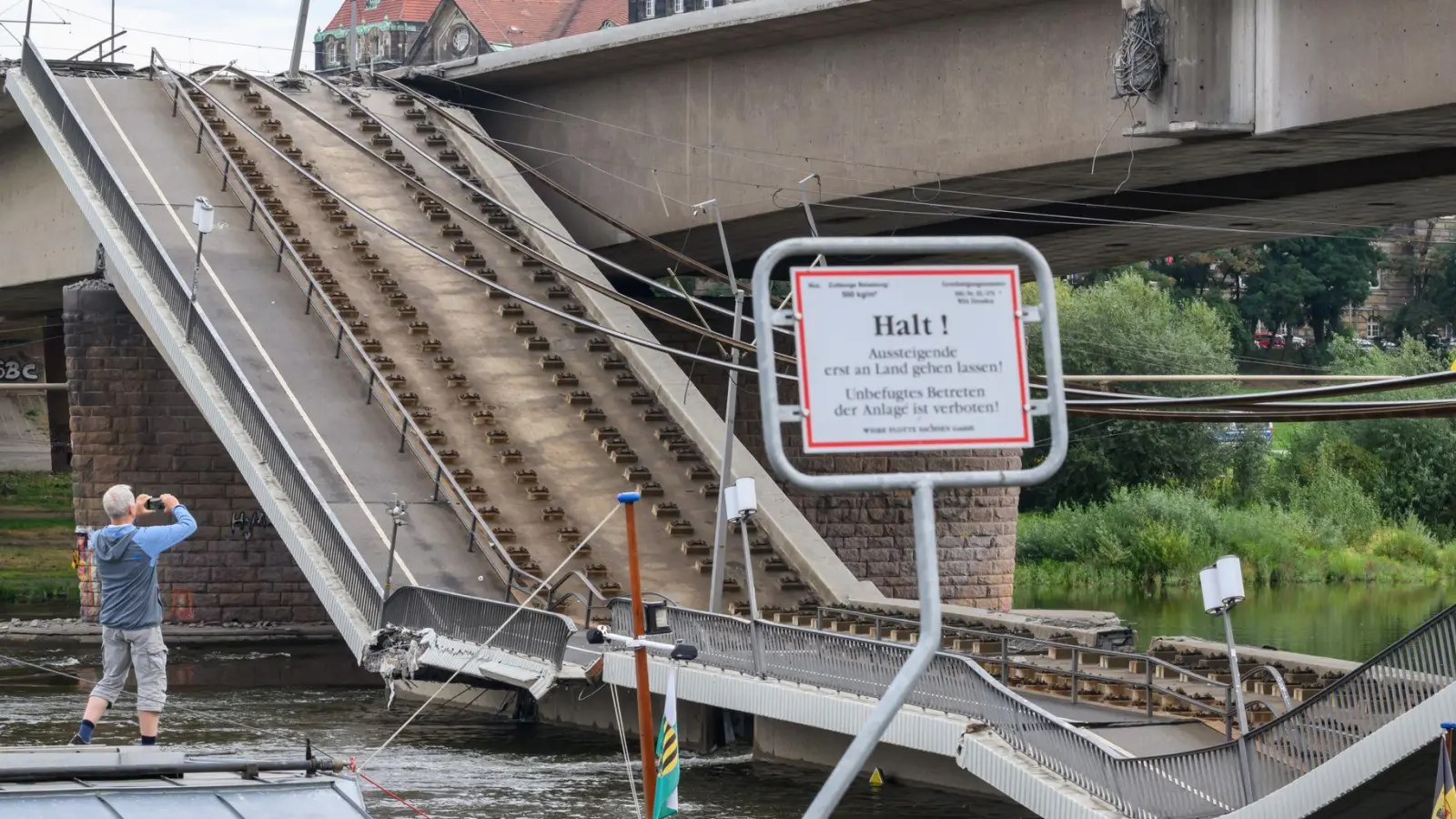 Viel Glück hatten Fahrgäste und Fahrer in Dresden - über die Brücke fuhren viele Straßenbahnen. (Foto: Robert Michael/dpa)