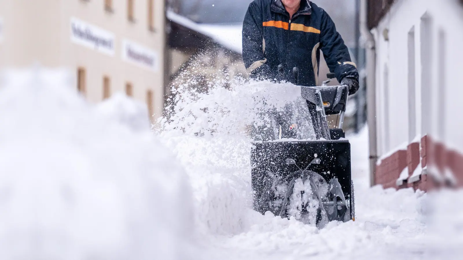 Wer für Winterdienste wie Räumen, Streuen oder das Eiszapfenbeseitigen Dienstleister beauftragt, kann die Kosten dafür regelmäßig als haushaltsnahe Dienstleistung von der Steuer absetzen. (Foto: Kristin Schmidt/dpa-Zentralbild/dpa-tmn)