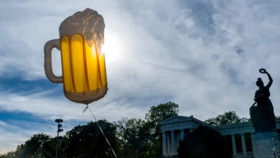 Ein Folienballon hat während des Oktoberfests einen stundenlangen Ausfall auf der S-Bahn-Stammstrecke ausgelöst. (Symbolbild) (Foto: Peter Kneffel/dpa)