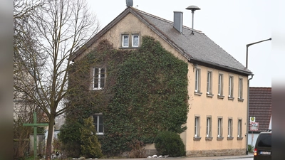 Das alte Schulhaus in Oberlaimbach harrt nach wie vor seines Umbaus, der im Rahmen der Dorferneuerung erfolgen soll. (Foto: Judith Marschall)