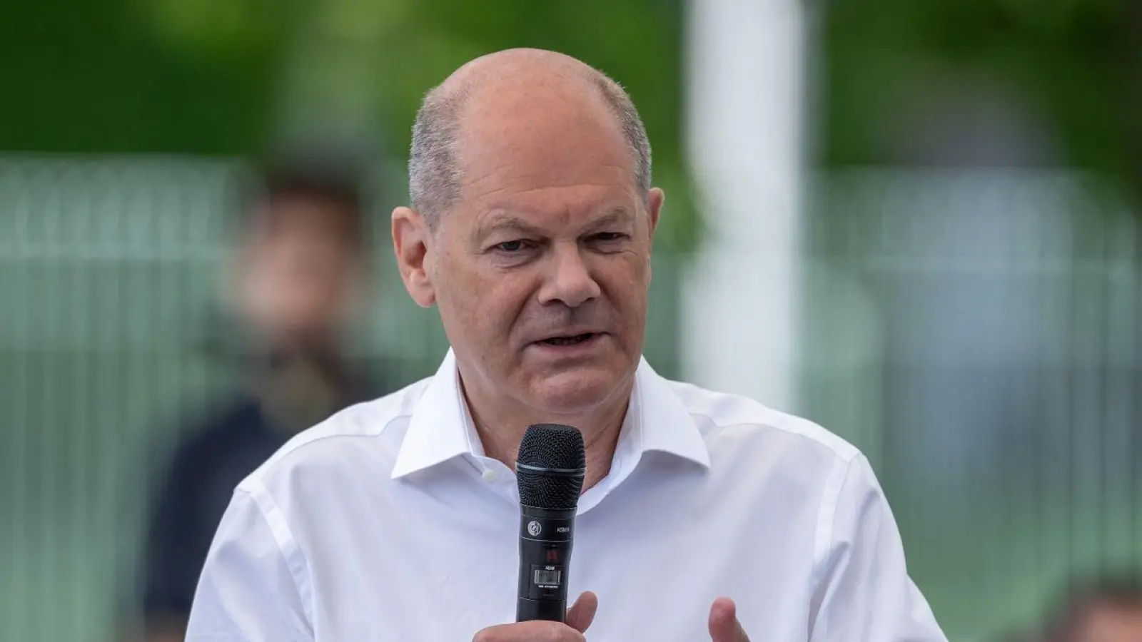 Bundeskanzler Olaf Scholz freut sich auf die Fußball-EM. (Foto: Michael Kappeler/dpa)