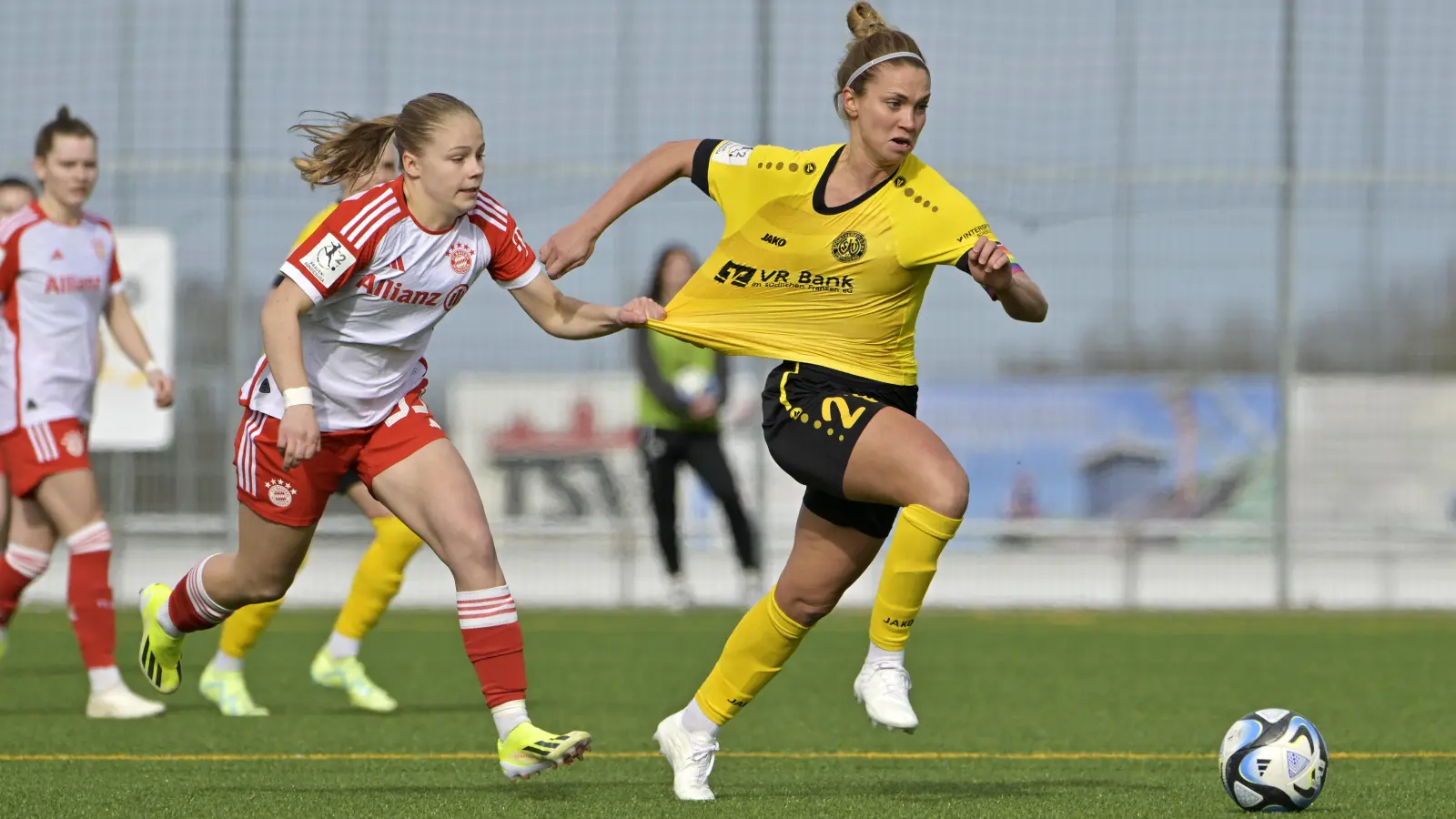 Textilprobe: In der Vorsaison unterlag der SV Weinberg (rechts Maren Haberäcker) dem FC Bayern II (links Greta Hünten) 0:3. (Foto: Martin Rügner)