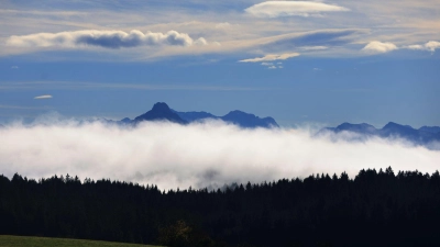 Nebel trübt in den kommenden Tagen in weiten Teilen Bayerns die Sicht. Doch gelegentlich spitzelt auch die Sonne durch. (Foto: Karl-Josef Hildenbrand/dpa)