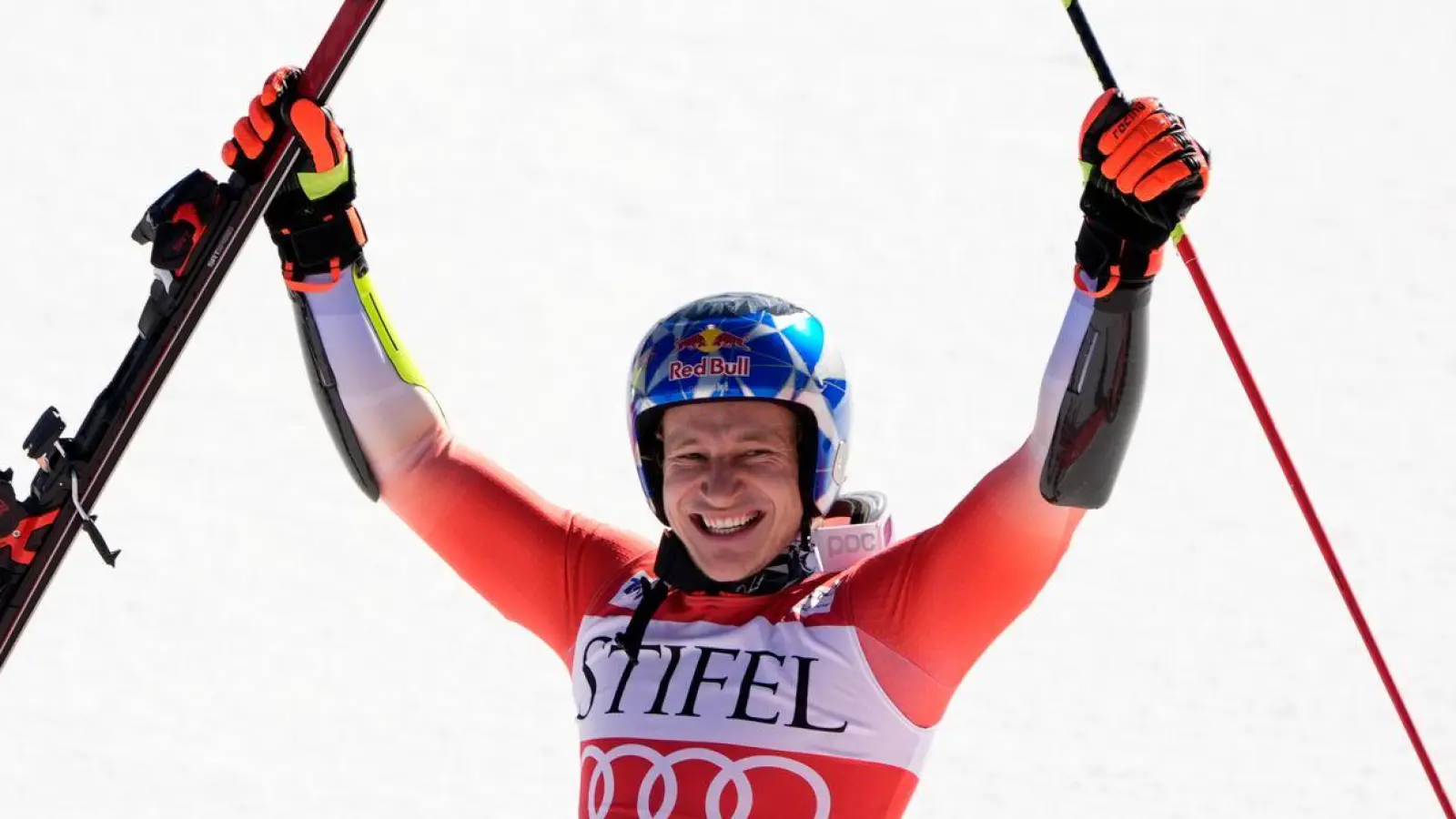 Der Schweizer Marco Odermatt verwies in einem hochklassigen Duell den Norweger Henrik Kristoffersen auf Platz zwei. (Foto: Robert F. Bukaty/AP/dpa)