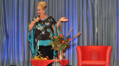 Brachte ihr Publikum in Triesdorf zum Lachen: die Comedy-Diva Daphne de Luxe. (Foto: Petra Mai)