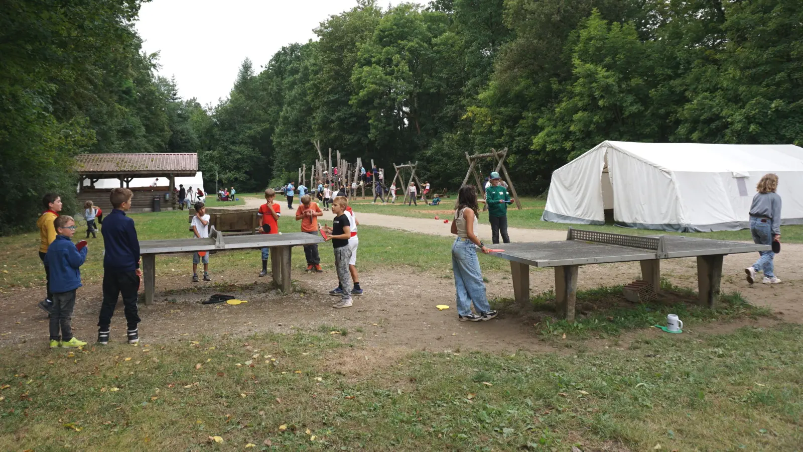 Während der Freispielzeit nutzen die Kize-Kinder den gesamten Waldspielplatz. Bei starkem Regen kann das Programm in eines der Großraumzelte verlegt werden. (Foto: Andrea Walke)