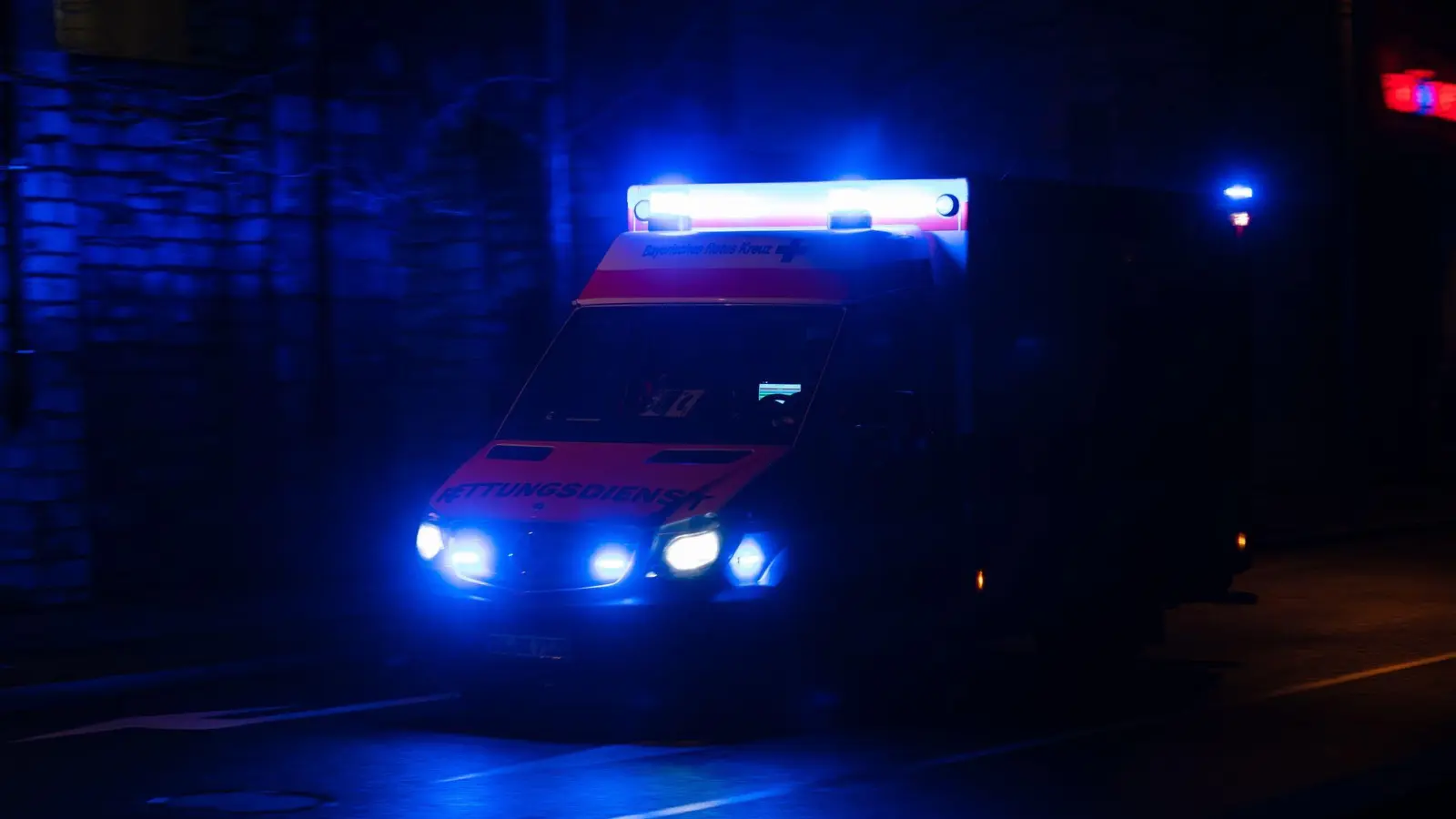 Der Rettungsdienst brachte den schwer verletzten 48-Jährigen ins Krankenhaus. (Symbolbild) (Foto: Nicolas Armer/dpa)