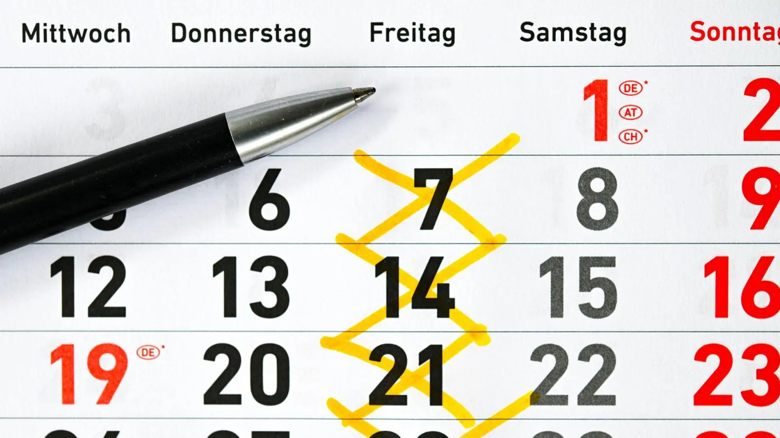 Im Arbeitszeitmodell der Vier-Tage-Woche könnte der Freitag als Arbeitstag wegfallen. (Illustration) (Foto: Sina Schuldt/dpa)