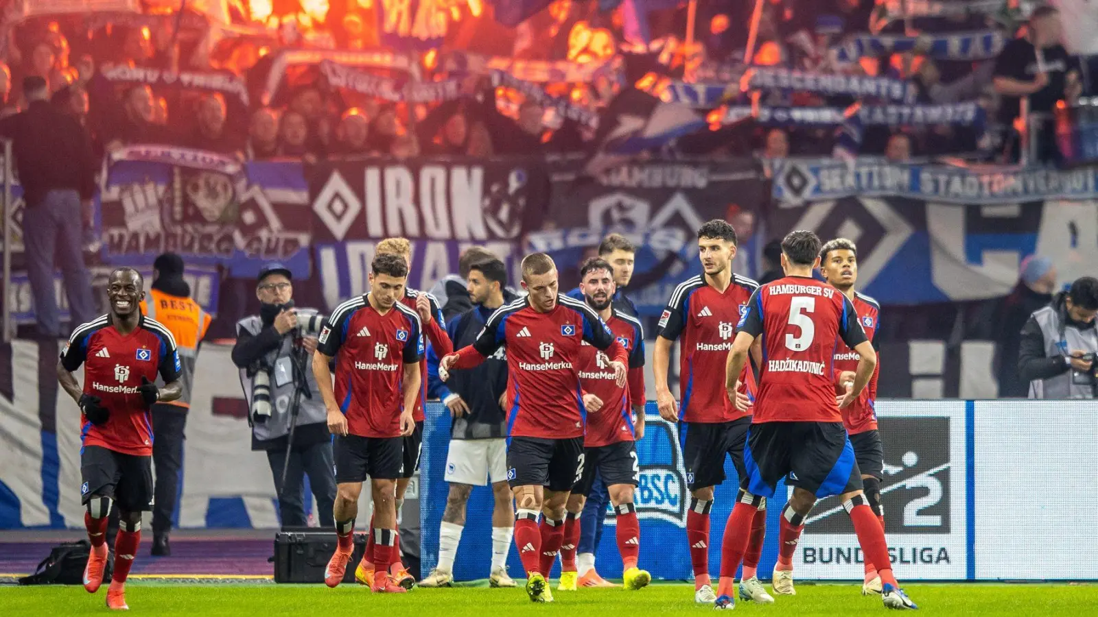 Die HSV-Profis feiern den Sieg in Berlin.  (Foto: Andreas Gora/dpa)