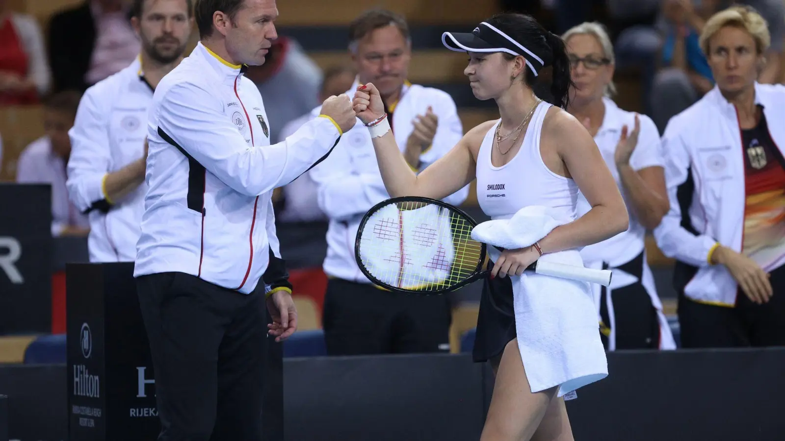 Trainer Rainer Schüttler klatscht sich mit Eva Lys ab. (Foto: Nel Pavletic/PIXSELL/dpa)