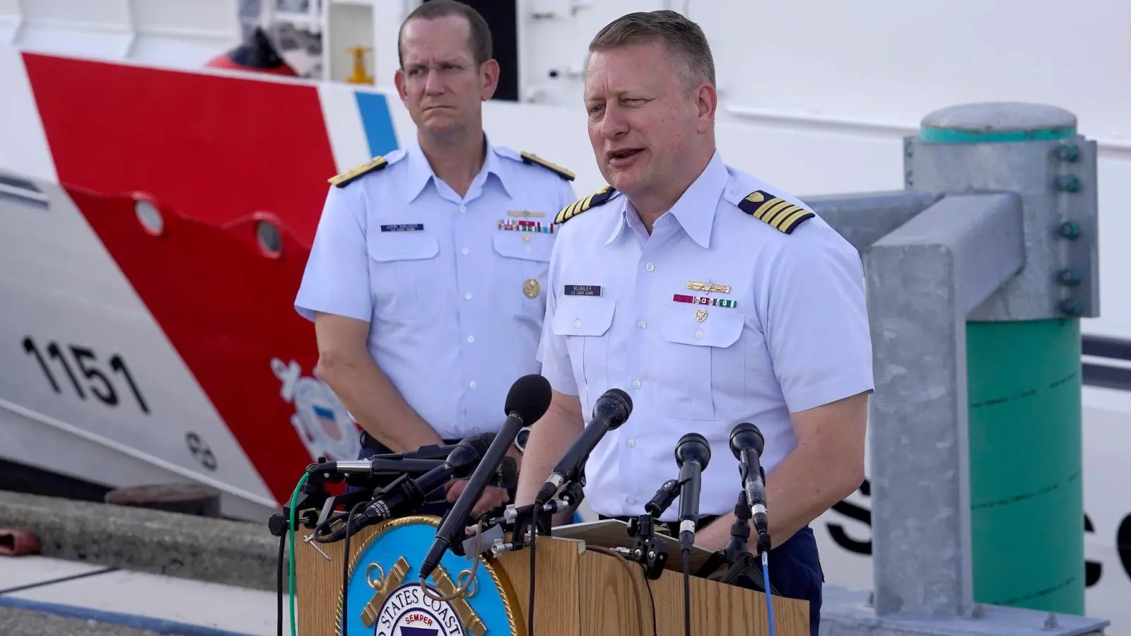 Jason Neubauer (r), Chefermittler der US-Küstenwache, spricht mit den Medien. (Foto: Steven Senne/AP)