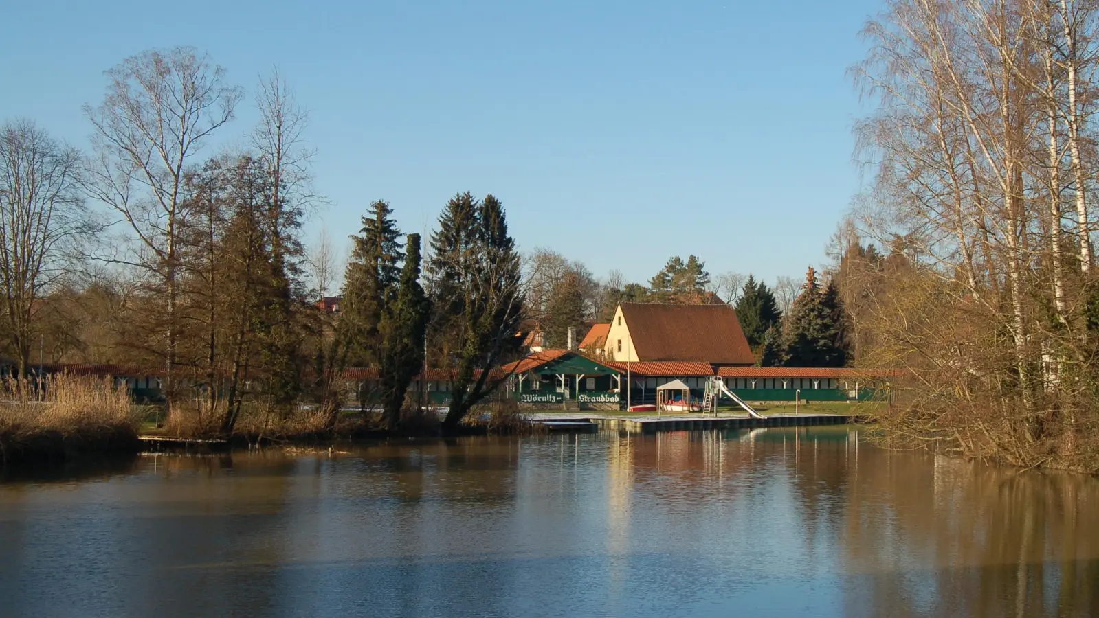 Während im Strandbad Winterruhe herrscht, werden die Planungen für die Entlandung der Wörnitz vorangebracht. Bis zur Umsetzung des Vorhabens wird es allerdings noch dauern, so dass sich die Badegäste in der Saison 2025 weiterhin in eher seichtem Gewässer abkühlen müssen. (Foto: Markus Weinzierl)