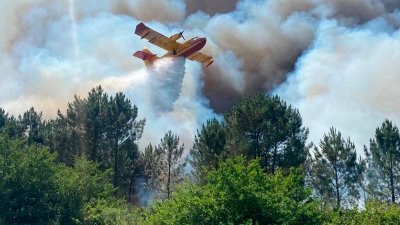 Ein Canadair-Löschflugzeug ist nahe La Teste-de-Buch im Südwesten Frankreichs im Einsatz. (Foto: SDIS 33/Service Communication-Protocole via AP/dpa)