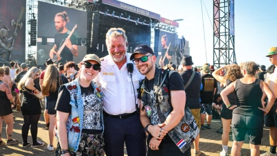 Josef Mehringer hat in all seinen Einsatz-Jahren die Summer-Breeze-Fans ins Herz geschlossen, und die haben keine Berührungsängste mit der Polizei. Unser Bild zeigt den Leitenden Polizeidirektor mit Chris aus Irland (links) und Mo aus Australien. (Foto: Martina Haas)