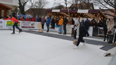 Die Eisstockgaudi – organisiert von den Rotariern und der Stadt Uffenheim – geht am 5. Januar in die nächste Runde. Die Premiere 2024 war ein voller Erfolg. (Archivfoto: Johannes Zimmermann)