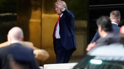 Ex-US-Präsident Donald Trump kommt vor der Anklageverlesung am Trump Tower in New York an. (Foto: Bryan Woolston/FR171481 AP/AP)