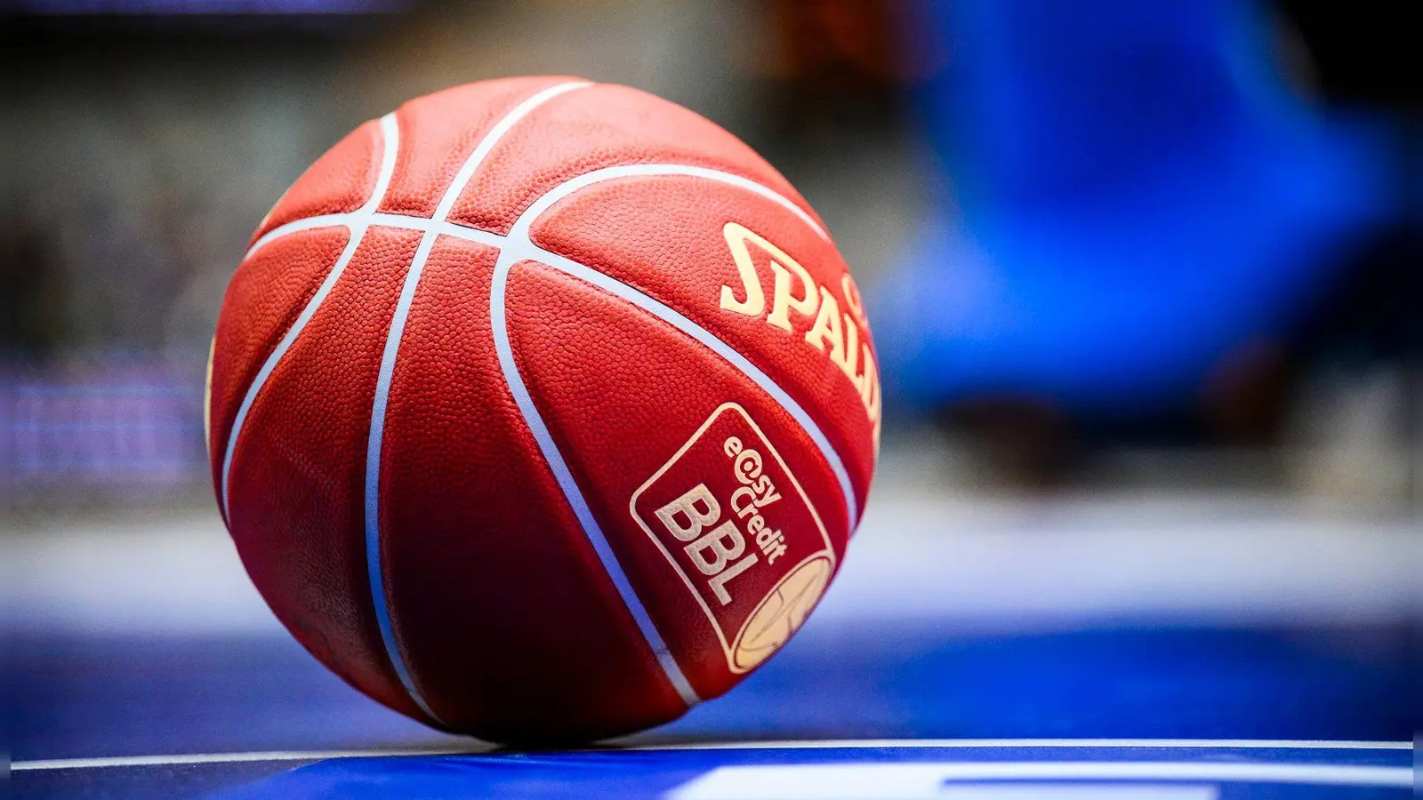 Der Basketball der easy Credit BBL liegt auf dem Boden. (Foto: Tom Weller/dpa)