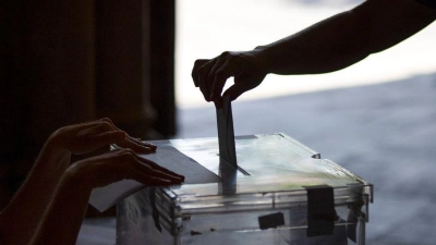 Ein Mann gibt in einem Wahllokal seine Stimme für die Regionalwahlen ab. (Foto: Emilio Morenatti/AP/dpa)