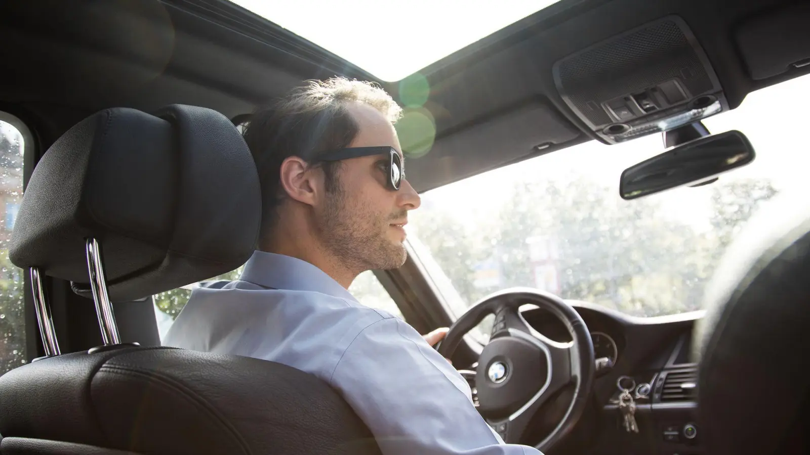 Die Gläser einer Sonnenbrille zum Autofahren sollten nicht zu dunkel getönt sein. (Foto: Christin Klose/dpa-tmn)