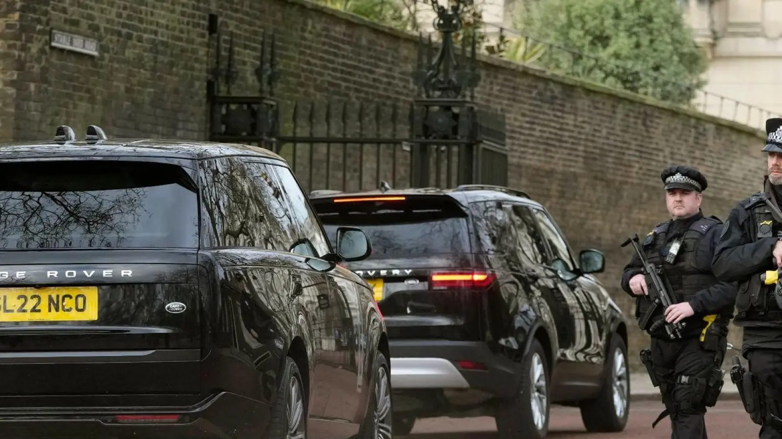 Zwei schwarze Geländewagen treffen im Clarence House ein. (Foto: Kin Cheung/AP)