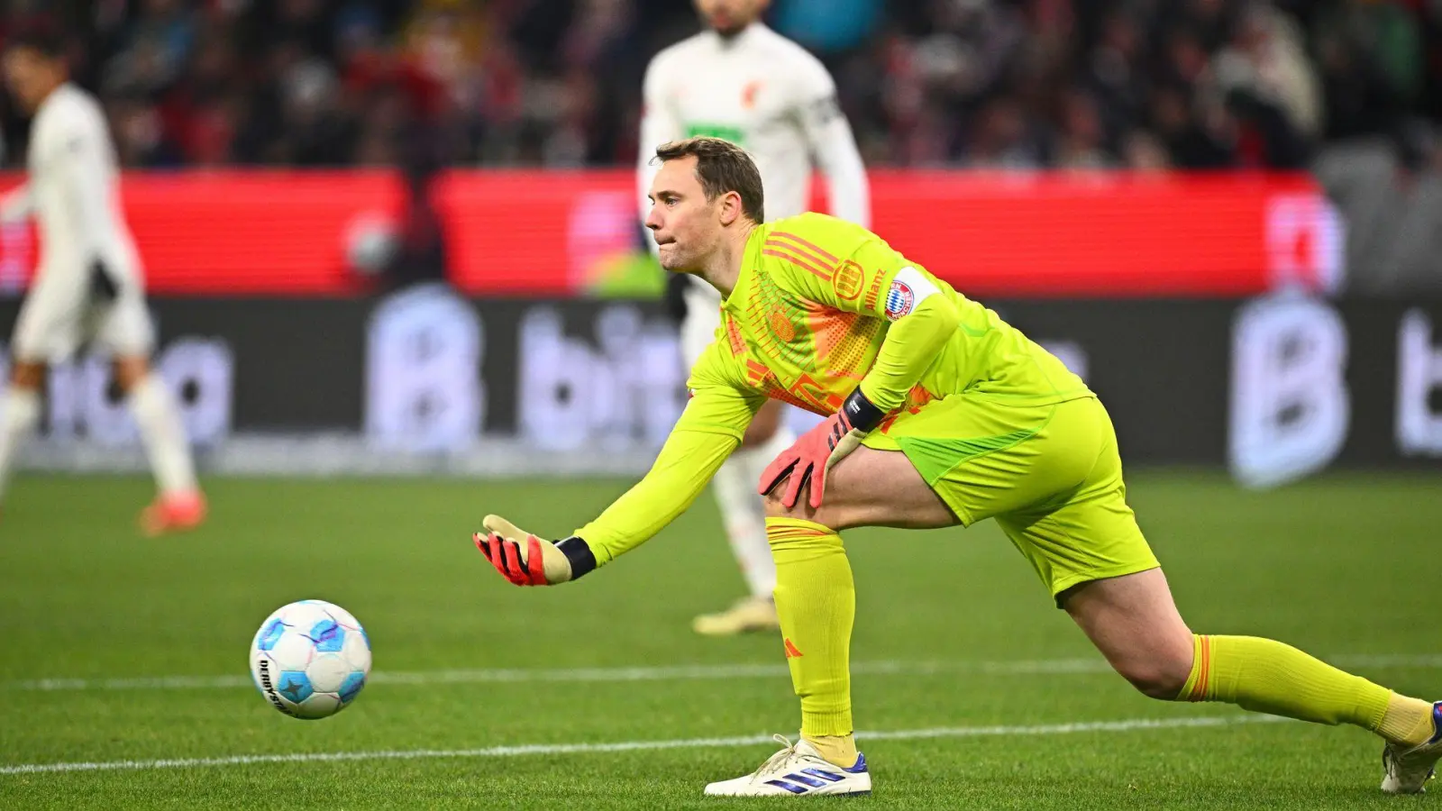 Ball frei für eine große Bayern-Woche: Torwart Manuel Neuer. (Foto: Tom Weller/dpa)