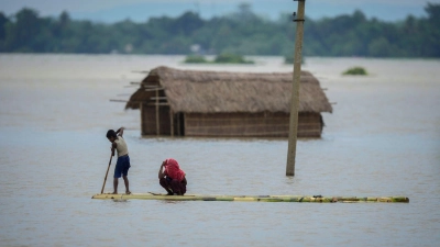 Mindestens 50 Menschen starben bislang in den Fluten. (Foto: Anupam Nath/AP/dpa)