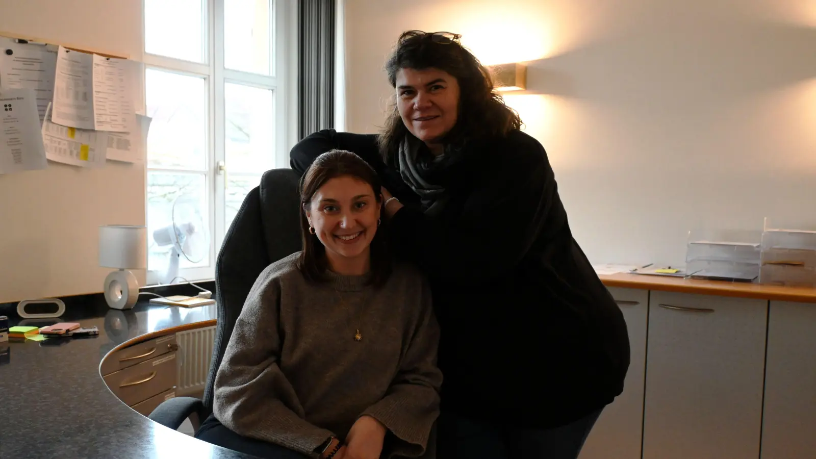 Jasmin Dürner (links) und Svenja Memet vom Verein Straffälligenhilfe-Netzwerk im Landgerichtsbezirk Ansbach sind die Ansprechpartnerinnen des Vater-Kind-Projekts. (Foto: Luca Paul)