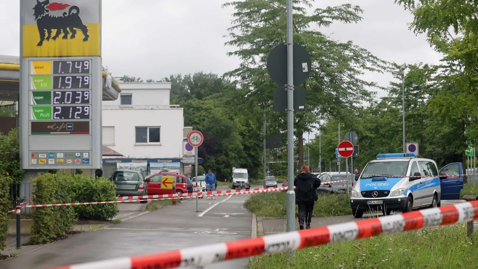 An einer Konstanzer Tankstelle ist mehrmals geschossen worden. Ein Mann wurde getroffen und schwer verletzt. (Foto: Florian Förster/Südwestdeutsches Mediennetzwerk/dpa)