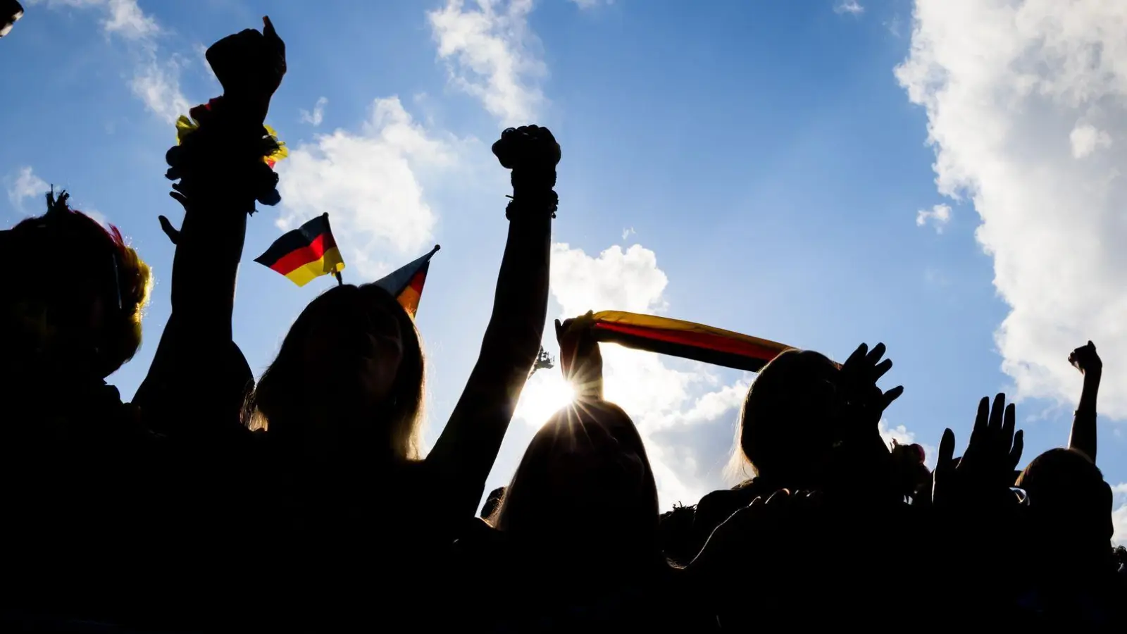 Fans fiebern mit - doch Vorsicht: Herzpatienten sollten besonders auf ihren Körper achten, wenn die Spannung steigt. (Foto: Christoph Soeder/dpa/dpa-tmn)