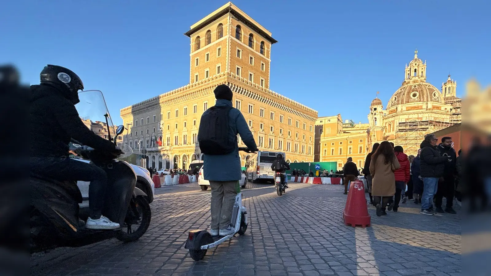 In Italien nicht mehr erlaubt: E-Scooter fahren ohne Helm (Archivfoto). (Foto: Christoph Sator/dpa)