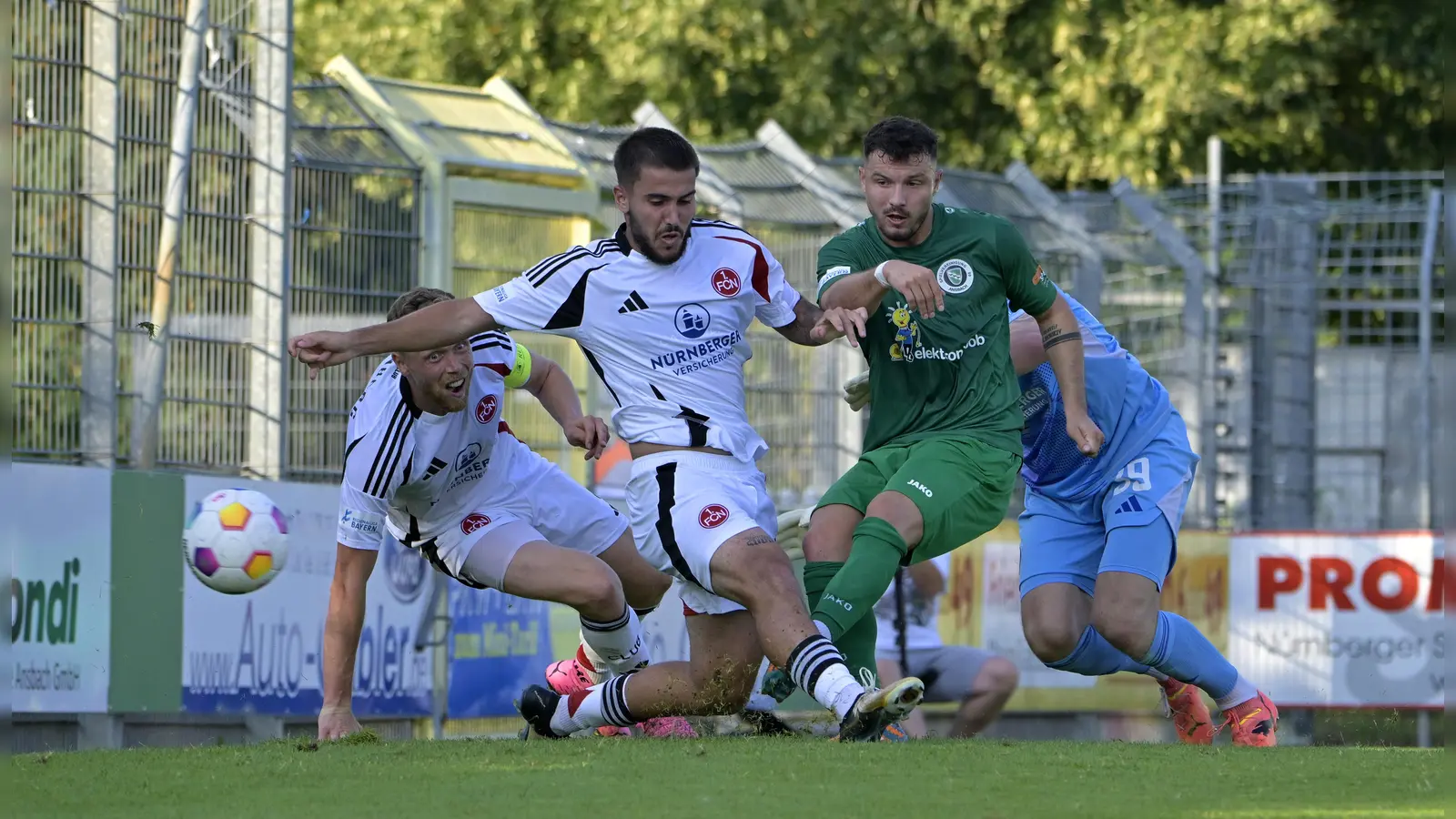 Das erste Ansbacher Tor der neuen Saison: Patrick Kroiß (grünes Trikot) erzielt das 1:3. Der Nürnberger Sofiane Ikene (2. von links) kann es nicht verhindern. (Foto: Martin Rügner)