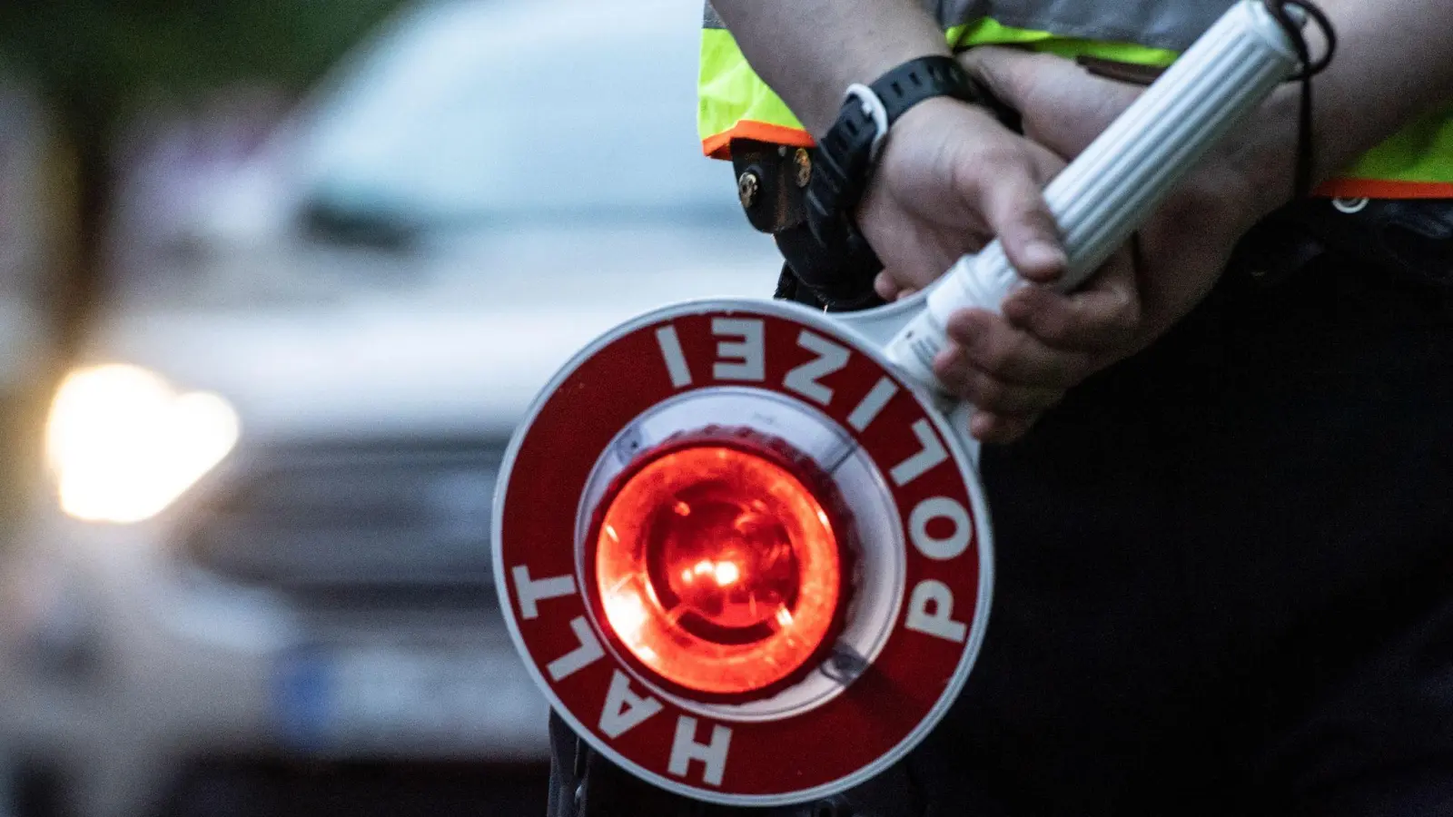 Ein 23-Jähriger flüchtete in Ansbach vor der Polizei. (Symbolbild: Paul Zinken/dpa)